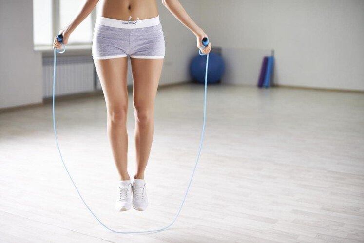 การออกกำลังกายด้วยเชือกเพื่อลดความอ้วนด้านข้างและหน้าท้อง